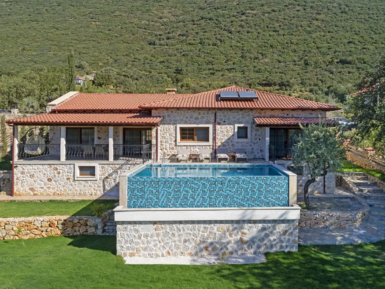 Dağ Manzaralı Havuzlu Villa